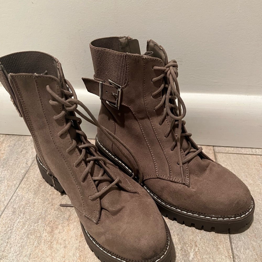 Boots brown. Size 7